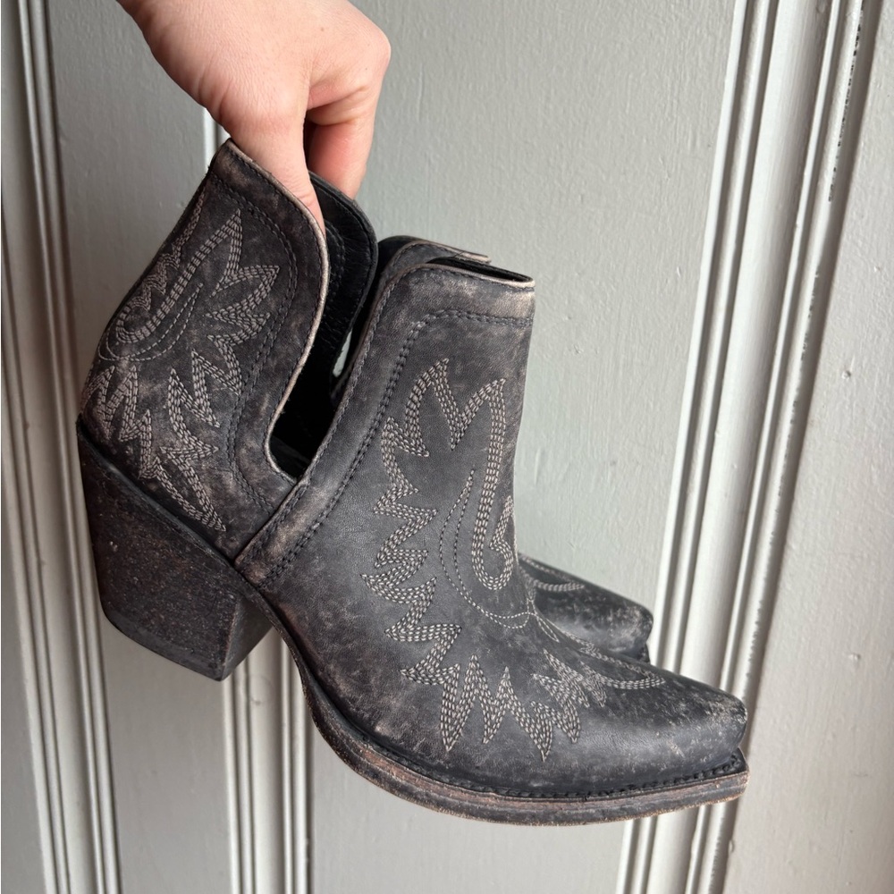 Women’s Ariat Dixon Western Booties NEW in the Color Distressed Black Sz 6.5